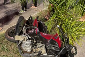 Homens com moto roubada em São João da Barra sofrem acidente em Campos e acabam presos