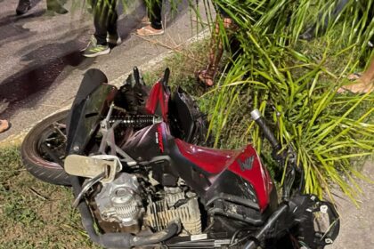 Homens com moto roubada em São João da Barra sofrem acidente em Campos e acabam presos