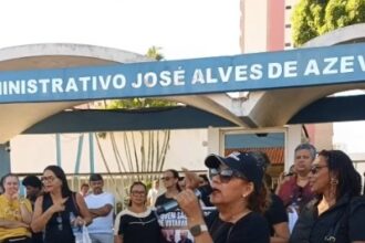 Servidores da Educação fazem manifestação na porta da Prefeitura de Campos reivindicando valorização profissional