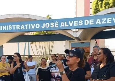 Servidores da Educação fazem manifestação na porta da Prefeitura de Campos reivindicando valorização profissional