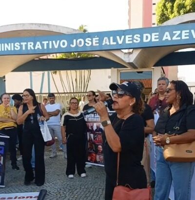 Servidores da Educação fazem manifestação na porta da Prefeitura de Campos reivindicando valorização profissional