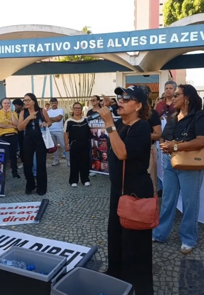 Servidores da Educação fazem manifestação na porta da Prefeitura de Campos reivindicando valorização profissional Servidores da Educação fazem manifestação na porta da Prefeitura de Campos reivindicando valorização profissional