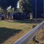 Motorista deixa motel sem pagar, derruba portão e colide em van durante fuga na BR-101 em Campos