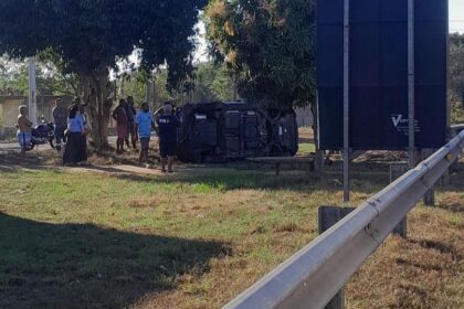 Motorista deixa motel sem pagar, derruba portão e colide em van durante fuga na BR-101 em Campos