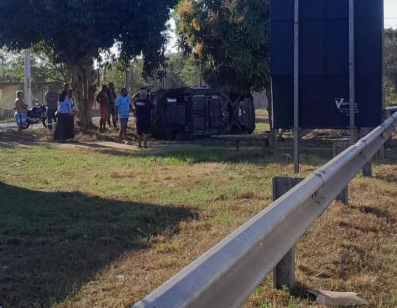 Motorista deixa motel sem pagar, derruba portão e colide em van durante fuga na BR-101 em Campos Motorista deixa motel sem pagar, derruba portão e colide em van durante fuga na BR-101 em Campos