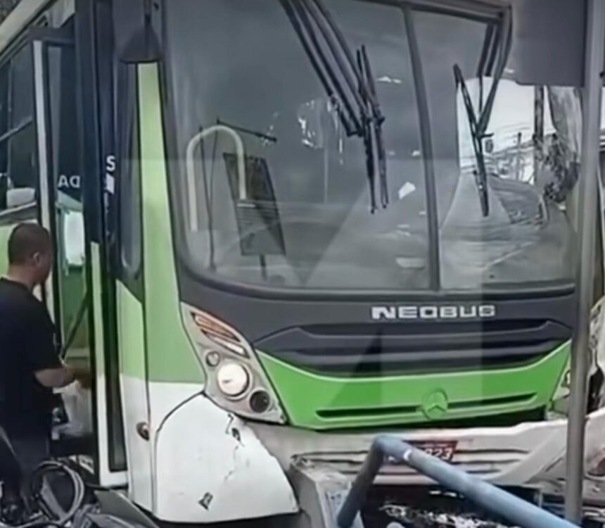 Vídeo: Ônibus perde o freio e colide com ciclovia em Campos Vídeo: Ônibus perde o freio e colide com ciclovia em Campos