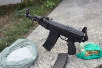 PM apreende fuzil suspeito de envolvimento em homicídios e drogas em Campos