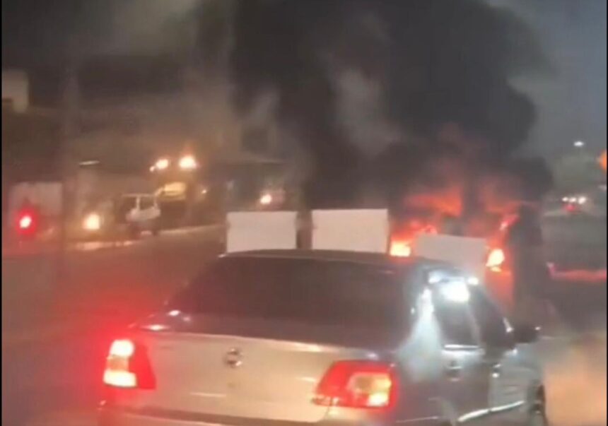 Moradores fecham Avenida José Carlos Pereira Pinto em protesto por morte de jovem em Guarus Moradores fecham Avenida José Carlos Pereira Pinto em protesto por morte de jovem em Guarus