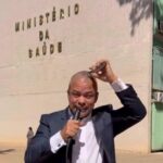 Vereador de Campos raspa a cabeça em protesto no Ministério da Saúde e diz: “Pessoas estão morrendo na fila do câncer”