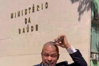 Vereador de Campos raspa a cabeça em protesto no Ministério da Saúde e diz: “Pessoas estão morrendo na fila do câncer”