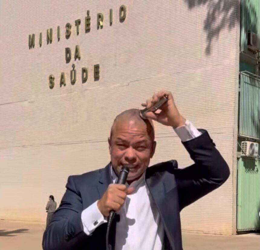 Vereador de Campos raspa a cabeça em protesto no Ministério da Saúde e diz: “Pessoas estão morrendo na fila do câncer” Vereador de Campos raspa a cabeça em protesto no Ministério da Saúde e diz: “Pessoas estão morrendo na fila do câncer”