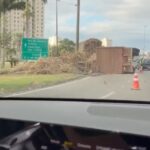 Carreta carregada de cana tomba no Trevo do Índio e provoca engarrafamento na BR-101