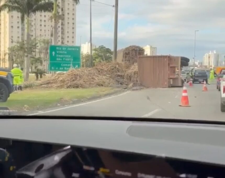Carreta carregada de cana tomba no Trevo do Índio e provoca engarrafamento na BR-101 Carreta carregada de cana tomba no Trevo do Índio e provoca engarrafamento na BR-101