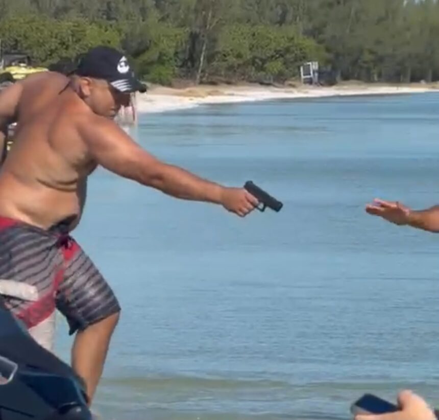 Banhista saca arma durante discussão em praia de Arraial do Cabo