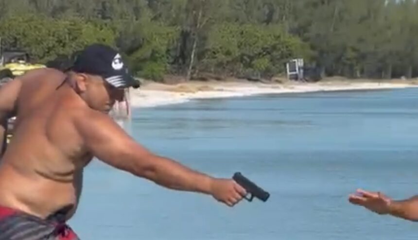 VÍDEO: identificado como policial civil, homem diz que arma apontada para velejador era de brinquedo VÍDEO: identificado como policial civil, homem diz que arma apontada para velejador era de brinquedo