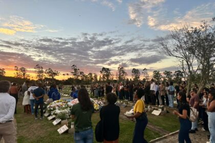 Sob forte comoção, corpo de advogada assassinada pelo ex-companheiro é sepultado em Campos