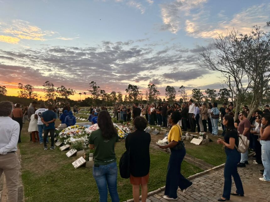 Sob forte comoção, corpo de advogada assassinada pelo ex-companheiro é sepultado em Campos Sob forte comoção, corpo de advogada assassinada pelo ex-companheiro é sepultado em Campos