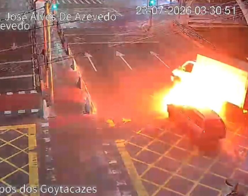 Imagens mostram momento exato de colisão que deixou caminhão em chamas na Av. 28 de Março Imagens mostram momento exato de colisão que deixou caminhão em chamas na Av. 28 de Março