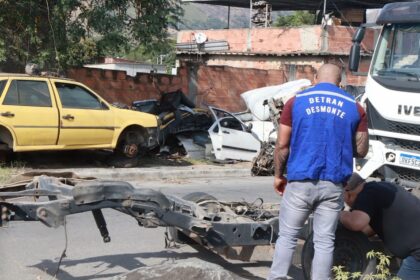 Agentes da Operação Desmonte encontram três motores furtados e um com numeração raspada em ferro-velho de Nova Iguaçu
