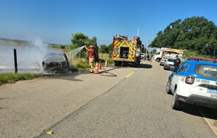 Criança e motorista morrem após carro colidir contra poste e pegar fogo em Quissamã
