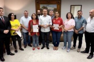 Frederico Paes anuncia envio de projeto à Câmara para garantir complementação ao piso do magistério
