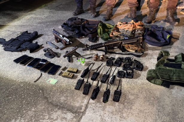 Operação da PM prende seis criminosos e apreende adolescente com armas e explosivos em Conceição de Macabu