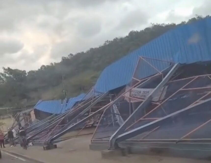 Rajadas acima de 100 km/h provocam mortes, desaparecimento e transtornos em todo o estado do Rio Rajadas acima de 100 km/h provocam mortes, desaparecimento e transtornos em todo o estado do Rio