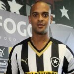 VÍDEO: Ex-atacante do Botafogo, morre após queda de muro durante ventania no Rio
