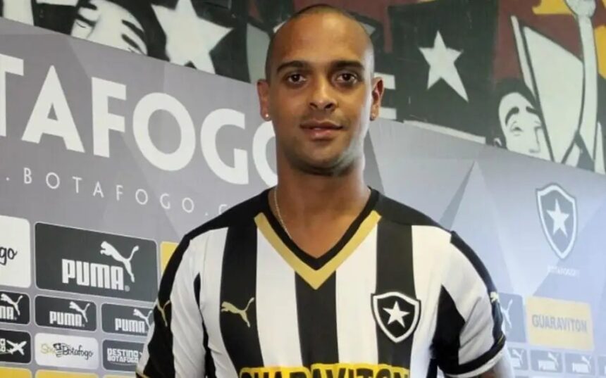 VÍDEO: Ex-atacante do Botafogo, morre após queda de muro durante ventania no Rio VÍDEO: Ex-atacante do Botafogo, morre após queda de muro durante ventania no Rio
