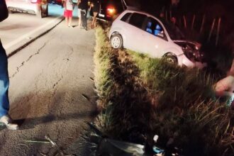 Homem fica em estado grave após acidente entre carro e moto em Campos