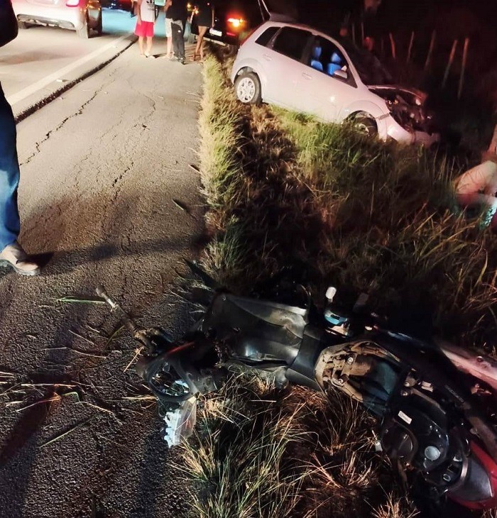 Homem fica em estado grave após acidente entre carro e moto em Campos Homem fica em estado grave após acidente entre carro e moto em Campos