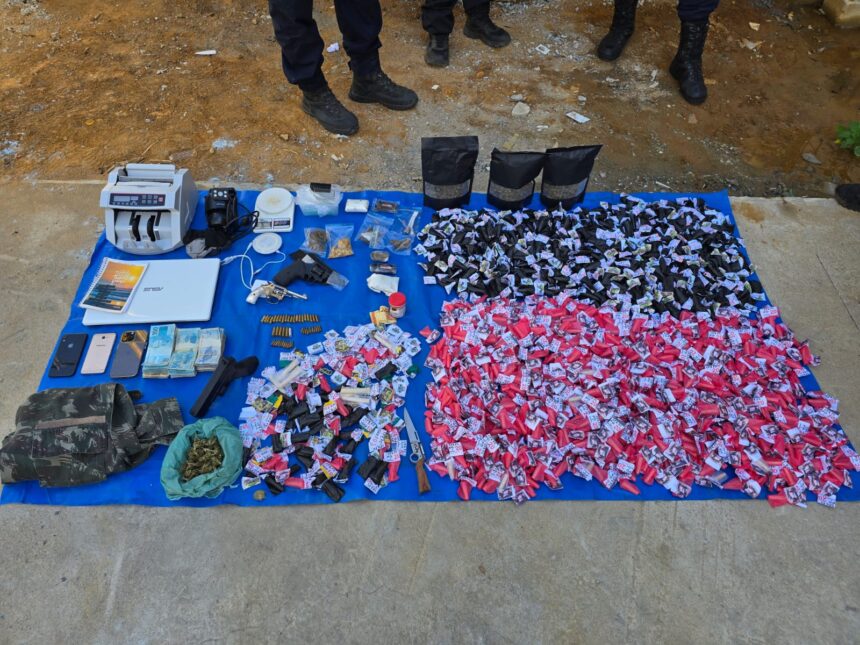 Operação termina com cinco suspeitos detidos e grande apreensão de armas e drogas em Itaperuna