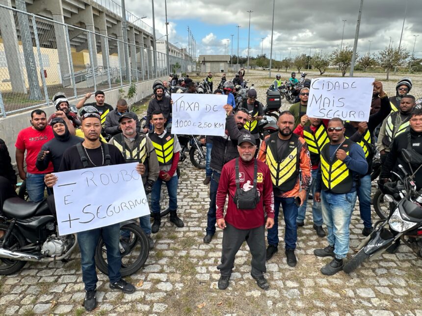 Motoboys e mototaxistas fazem manifestação por mais segurança e melhores condições de trabalho em Campos Motoboys e mototaxistas fazem manifestação por mais segurança e melhores condições de trabalho em Campos