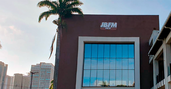 Em parceria com o jornalismo do Manchete RJ, rádio JBFM chega a Campos e Macaé
