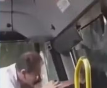 VÍDEO: Passageira e motorista se envolvem em briga com socos e mordidas em ônibus no Rio
