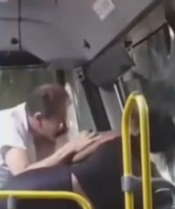 VÍDEO: Passageira e motorista se envolvem em briga com socos e mordidas em ônibus no Rio