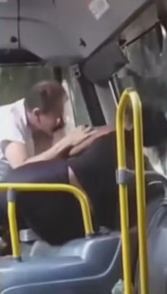 VÍDEO: Passageira e motorista se envolvem em briga com socos e mordidas em ônibus no Rio VÍDEO: Passageira e motorista se envolvem em briga com socos e mordidas em ônibus no Rio