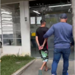 Homem que cortou à força o cabelo ex-companheira e queimou o braço dela com spray após não aceitar o término é preso em Campos