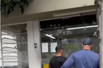 Homem que raspou a cabeça da ex-companheira e queimou o braço dela com spray após não aceitar o término é preso em Campos
