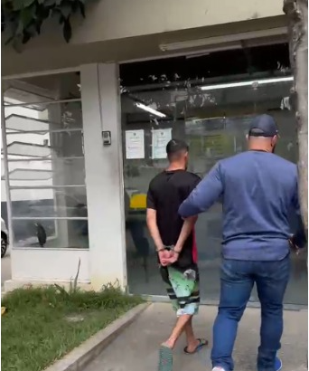 Homem que cortou à força o cabelo ex-companheira e queimou o braço dela com spray após não aceitar o término é preso em Campos