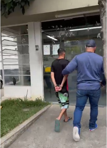 Homem que cortou à força o cabelo ex-companheira e queimou o braço dela com spray após não aceitar o término é preso em Campos