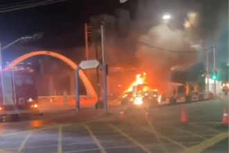 Veículo pega fogo após acidente em Campos