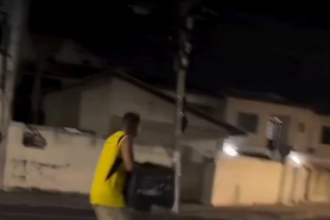 VÍDEO: Motoboy desabafa após ter moto apreendida durante blitz em Campos: “Por que não vai aonde o circo está pegando fogo?”