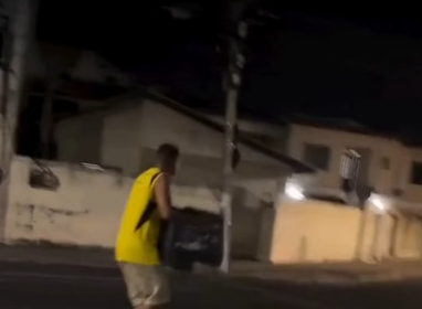 VÍDEO: Motoboy desabafa após ter moto apreendida durante blitz em Campos: “Por que não vai aonde o circo está pegando fogo?”
