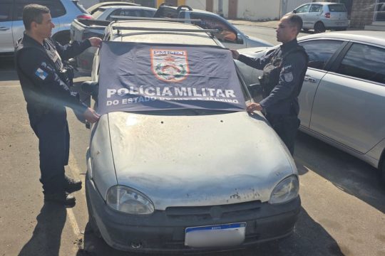 PM recupera carro roubado utilizado para crimes em Guarus PM recupera carro roubado utilizado para crimes em Guarus