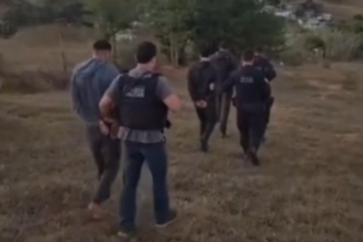 Polícia prende três suspeitos e apreende armas e drogas durante ação em Morro do Coco