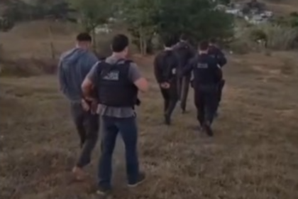 Polícia prende cinco suspeitos e apreende armas e drogas durante ação em Morro do Coco