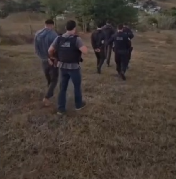 Polícia prende cinco suspeitos e apreende armas e drogas durante ações em Morro do Coco Polícia prende cinco suspeitos e apreende armas e drogas durante ações em Morro do Coco