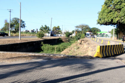 Prefeitura instala barreiras de concreto no entorno do ‘Canal do Saco’, marcado por graves acidentes
