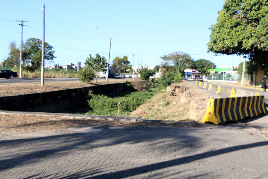 Prefeitura instala barreiras de concreto no entorno do ‘Canal do Saco’, marcado por graves acidentes Prefeitura instala barreiras de concreto no entorno do ‘Canal do Saco’, marcado por graves acidentes